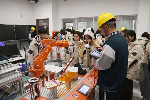 香港青年交流團參訪保定市職業技術教育中心 技術交流搭建友誼橋梁